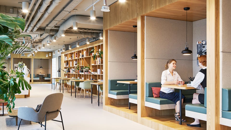 Open plan office with seamless ceiling with Class A sound absorption 