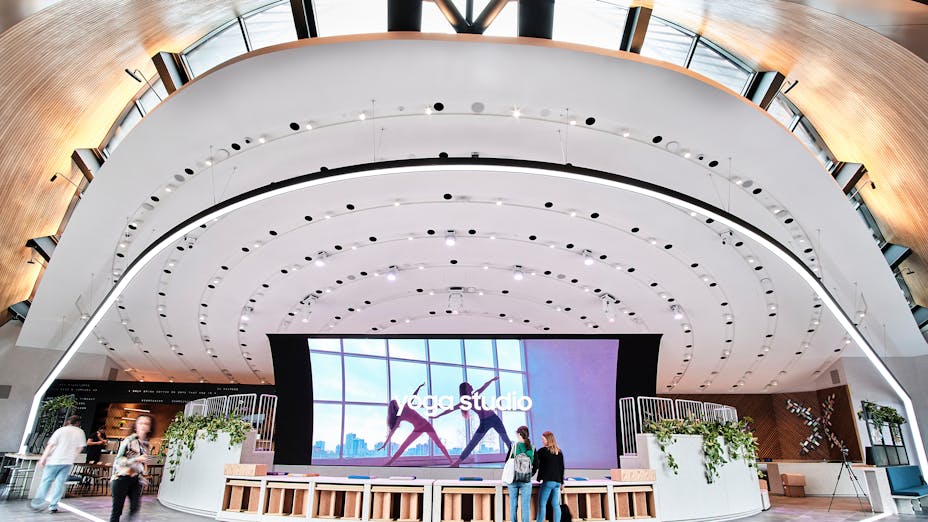 демонстрационный зал с акустическим потолком современного дизайна