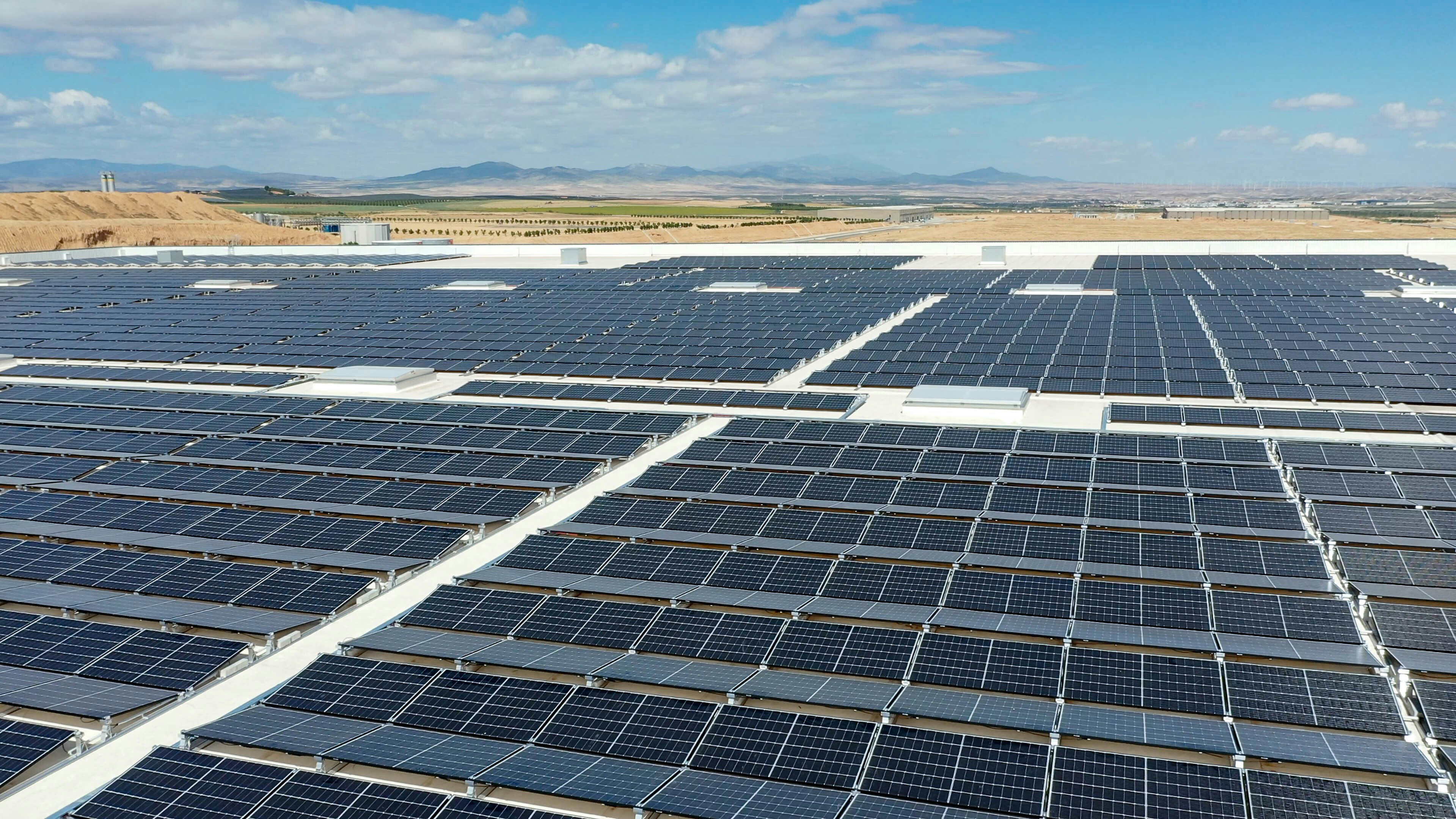 Reference project: bonÀrea Épila, Zaragoza. Instalación 2. Paneles fotovoltaicos. Paneles solares.
Metal box. Roof. Hardrock 391. Spain. Cubierta metálica. Rockcycle. Rock&Roller. Solar panels. Photovoltaic panels.