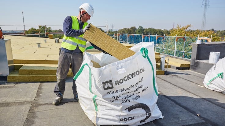 renovation, office, office building, gladbeck, gebäude 2, Renovation ROCKWOOL office building Gladbeck, rockcycle, recycling, man putting waste into Big Bag, Big Bag, flatroof, Germany