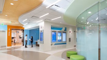 NA, Kaiser Permanente Mission Bay Medical Offices, KMD Architects, Rockfon Artic®, Rockfon® Spanair® Torsion Spring concealed metal ceiling panels, Chicago Metallic® Ultraline™ and 1200 Series 15/16-inch ceiling suspension system, Rockfon® Infinity™ Perimeter Trim