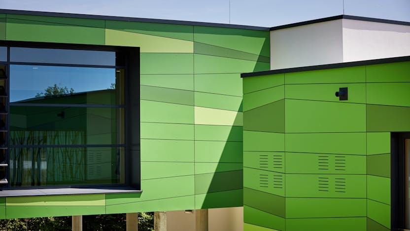 Renovation and extension of the Betty-Greif school in Pfarrkirchen, Germany with Rockpanel Colours incl. ProtectPlus coating