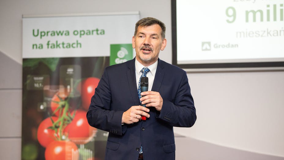 e-Gro launch and 50th Anniv PL, man, presenting, tomato, microfone, grodan