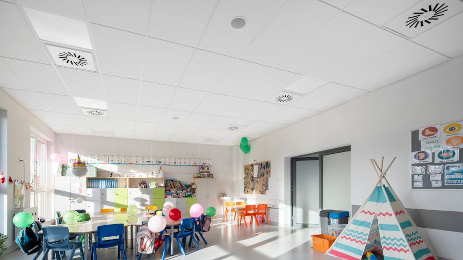 Classroom in Primary School Wiry in Wiry Poland with Rockfon Tropic E-Edge, Rockfon System T24 E