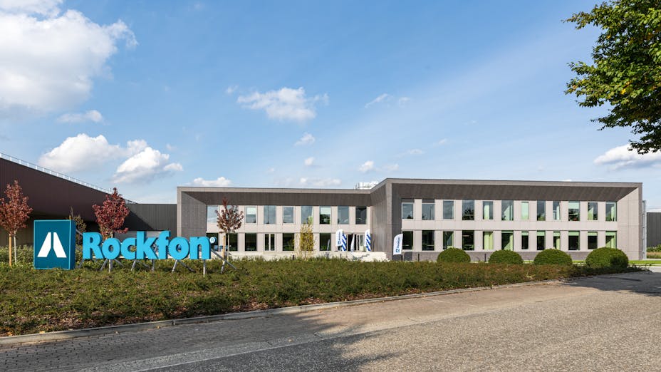 Het gerenoveerde Belgische kantoor van Rockfon en de fabriek in Wijnegem
