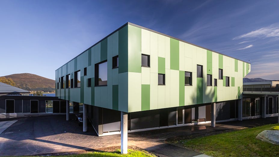 Rockpanel Case Study
Haramsoy Skule Norway
Rockpanel Colours RAL 1303030 RAL 1208020