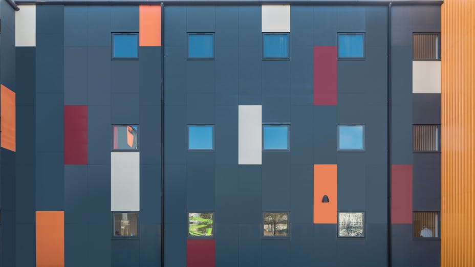 Case study Cardiff Hospital 
Rockpanel Colours
RAL 7016, RAL 3004, RAL 1015, RAL 2010