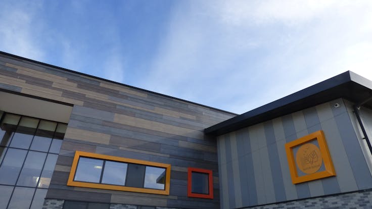 Midmill Primary School in Kintore, United Kingdom cladded with Rockpanel Woods and Colours facade cladding