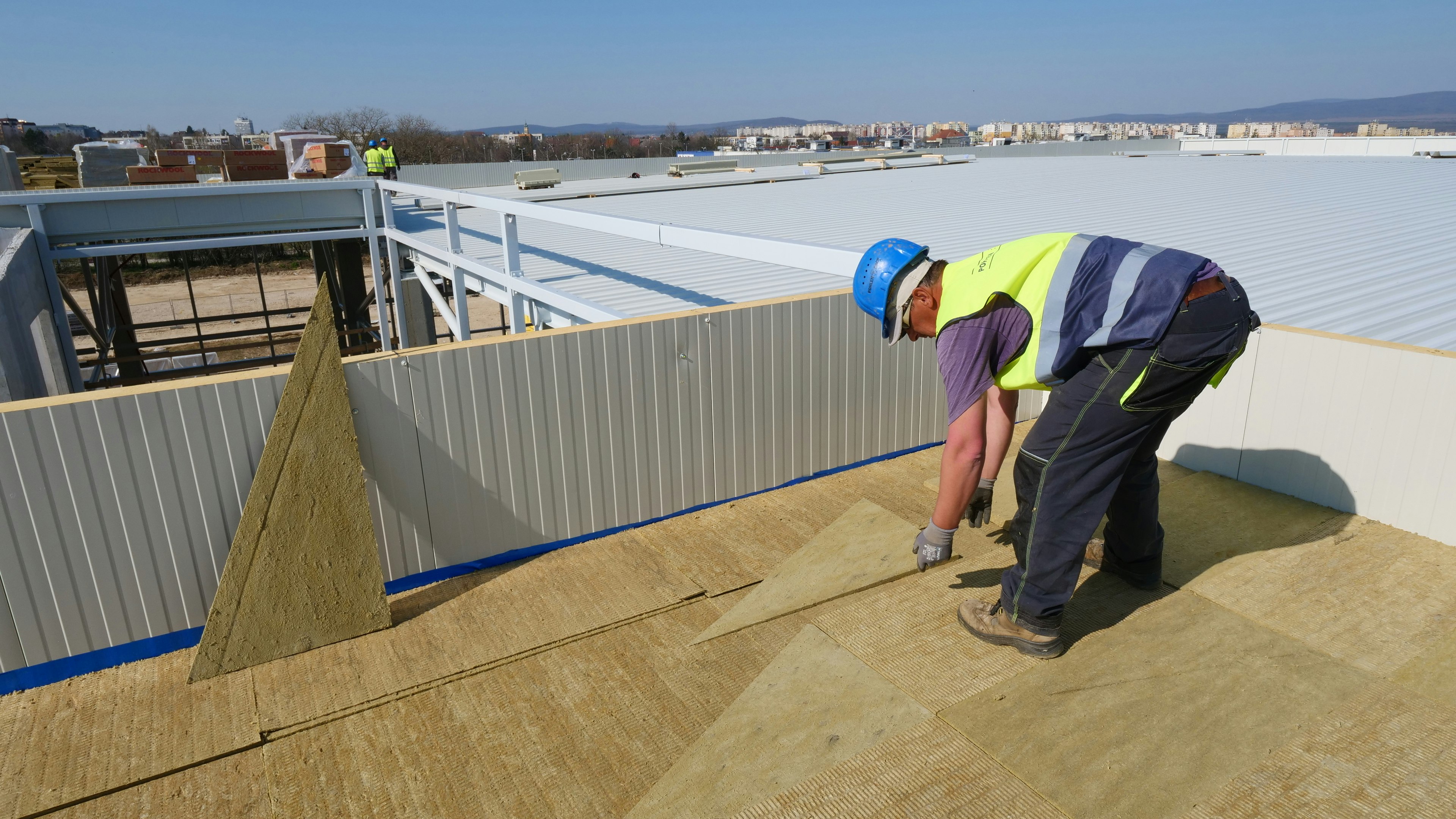 Veszprém swimming pool, flat roof, webinar case study Roofrock 40; Monrock Max E, Rockfall