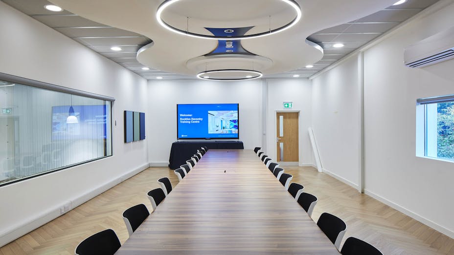 Meeting Room in Rockfon Training Centre in Northamptonshire United Kingdom with Rockfon Mono Acoustic FE-Edge and Rockfon Canva 