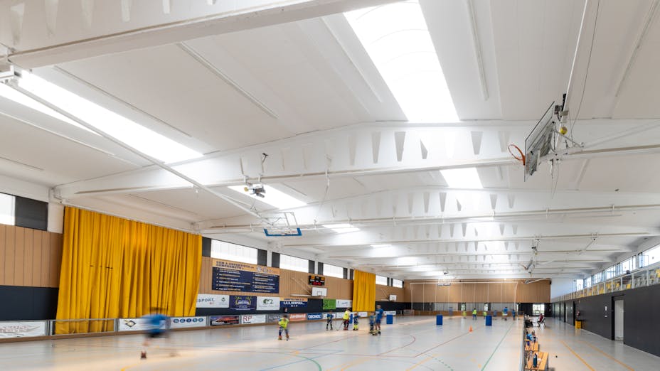 Gymnasium in Pabellón Municipal de Vila-seca in Vila-seca Spain with Rockfon Blanka Activity B-Edge