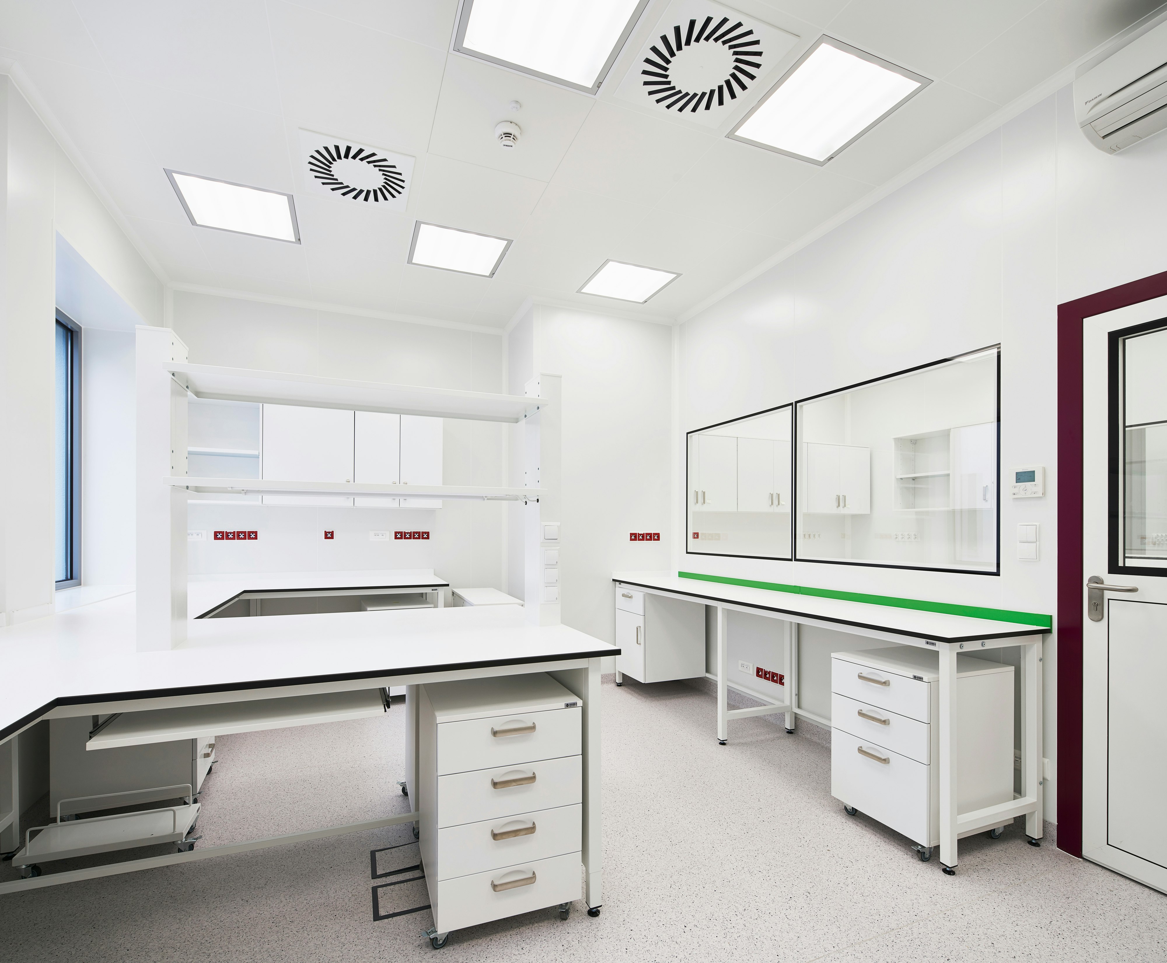 Innowacyjne Forum Medyczne przy Centrum Onkologii im. prof. Franciszka Łukaszczyka w Bydgoszczy / Innovative Medical Forum at the Oncology Center in Bydgoszcz,Poland,Bydgoszcz,3000m²,Studio Architektoniczne S.C. Jacek Waraczewski Ewa Waraczewska,DEKOR Maciej Oryl,ROCKFON® MediCare® Air,A24-edge,600x600,white