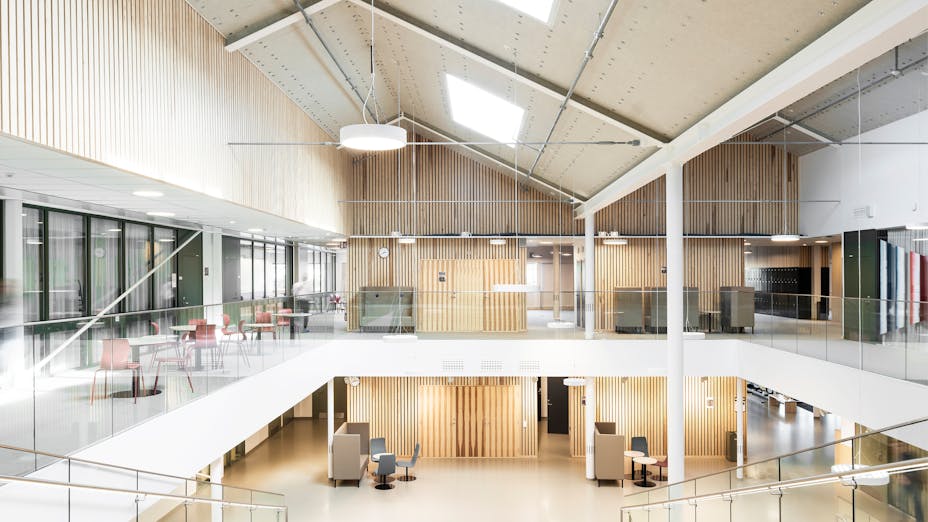 Adolfsbergsskolan, vilken ritats av arkitekten Mattias Palme på LLP arkitektkontor, satsar stort på inomhusklimatet.