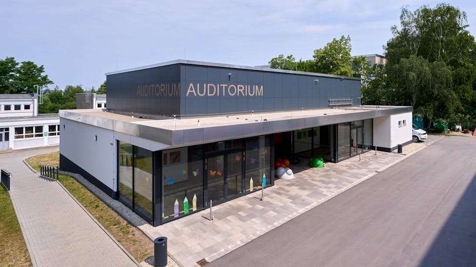 Rockpanel Case Study
Adam Ries Grundschule
Germany
Rockpanel Colours
RAL 7016, RAL 095 50 55, RAL 3001 