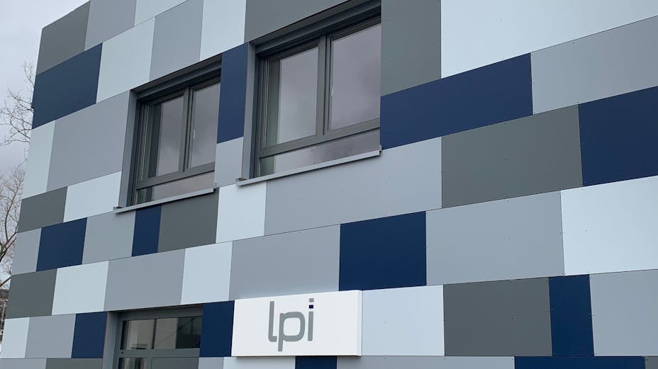 Rockpanel Case Study
Hannover
Products: Colours 8 mm RAL 5003, 240 80 50) und Grau-Tönen (u. a. RAL 7001, 7012, 7016, 7022)

