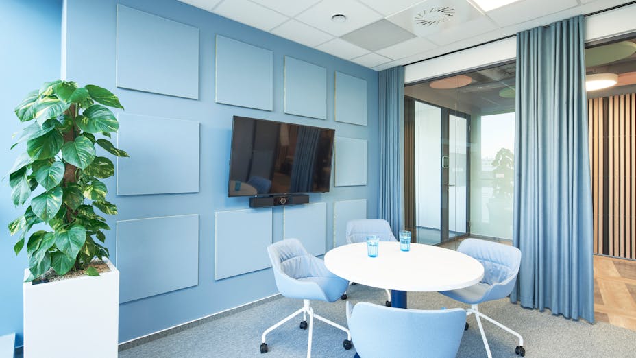 Meeting Room in Rockwool GBS - biuro w Warszawie in Warszawa Poland with Rockfon Color-all A-Edge, Azure