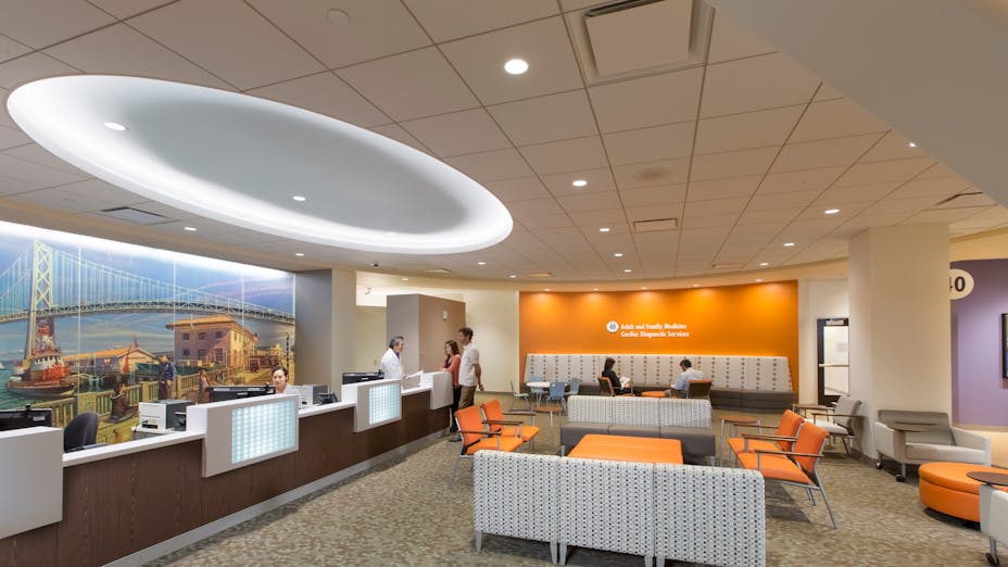 NA, Kaiser Permanente Mission Bay Medical Offices, KMD Architects, Rockfon Artic®, Chicago Metallic® Ultraline™ and 1200 Series 15/16-inch ceiling suspension system, Rockfon® Infinity™ Perimeter Trim