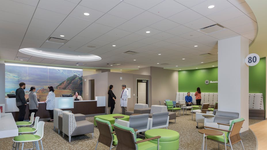 NA, Kaiser Permanente Mission Bay Medical Offices, KMD Architects, Rockfon Artic®, Chicago Metallic® Ultraline™ and 1200 Series 15/16-inch ceiling suspension system, Rockfon® Infinity™ Perimeter Trim