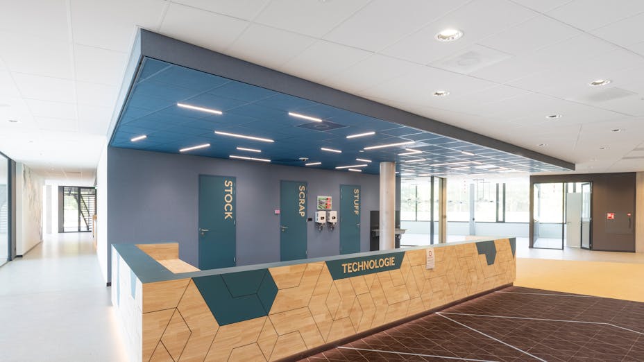 Corridor in Dr. Knippenbergcollege in Helmond Netherlands with Rockfon Blanka A-Edge