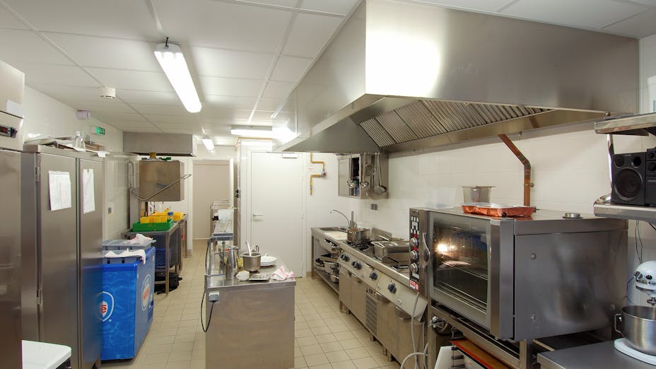 Rockfon Hygienic Plus acoustic stone wool ceiling tiles and panels installed in restaurant kitchen.