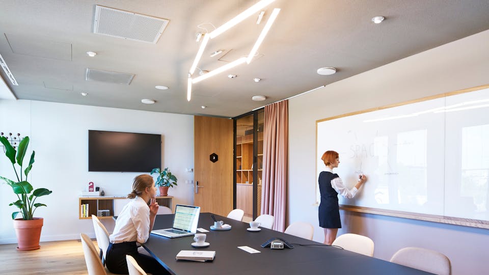 Boardroom with a white seamless acoustic ceiling to absorb excessive noise