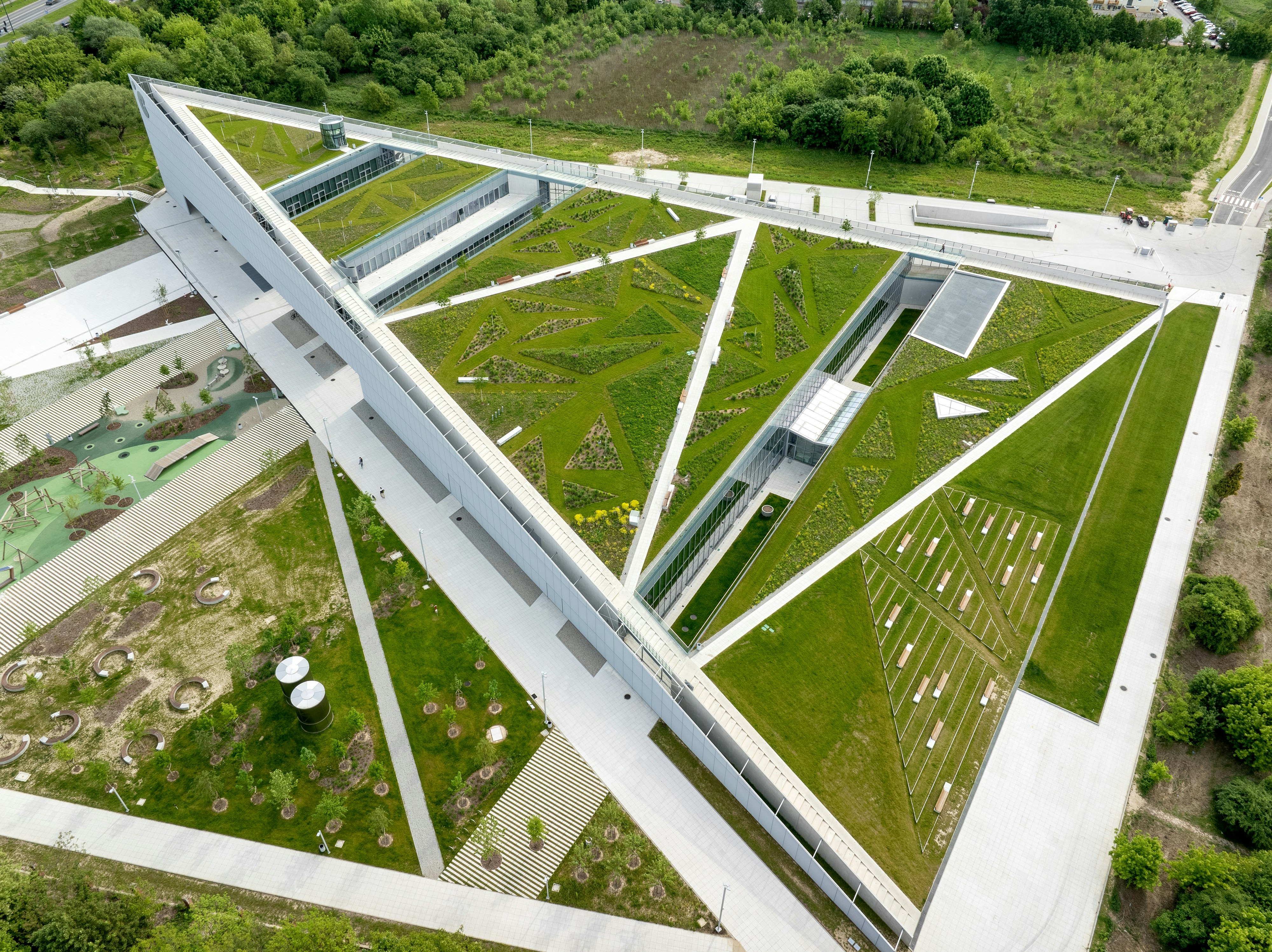 case study Cogiteon green roof Kraków, Poland , Małopolskie Centrum Nauki,