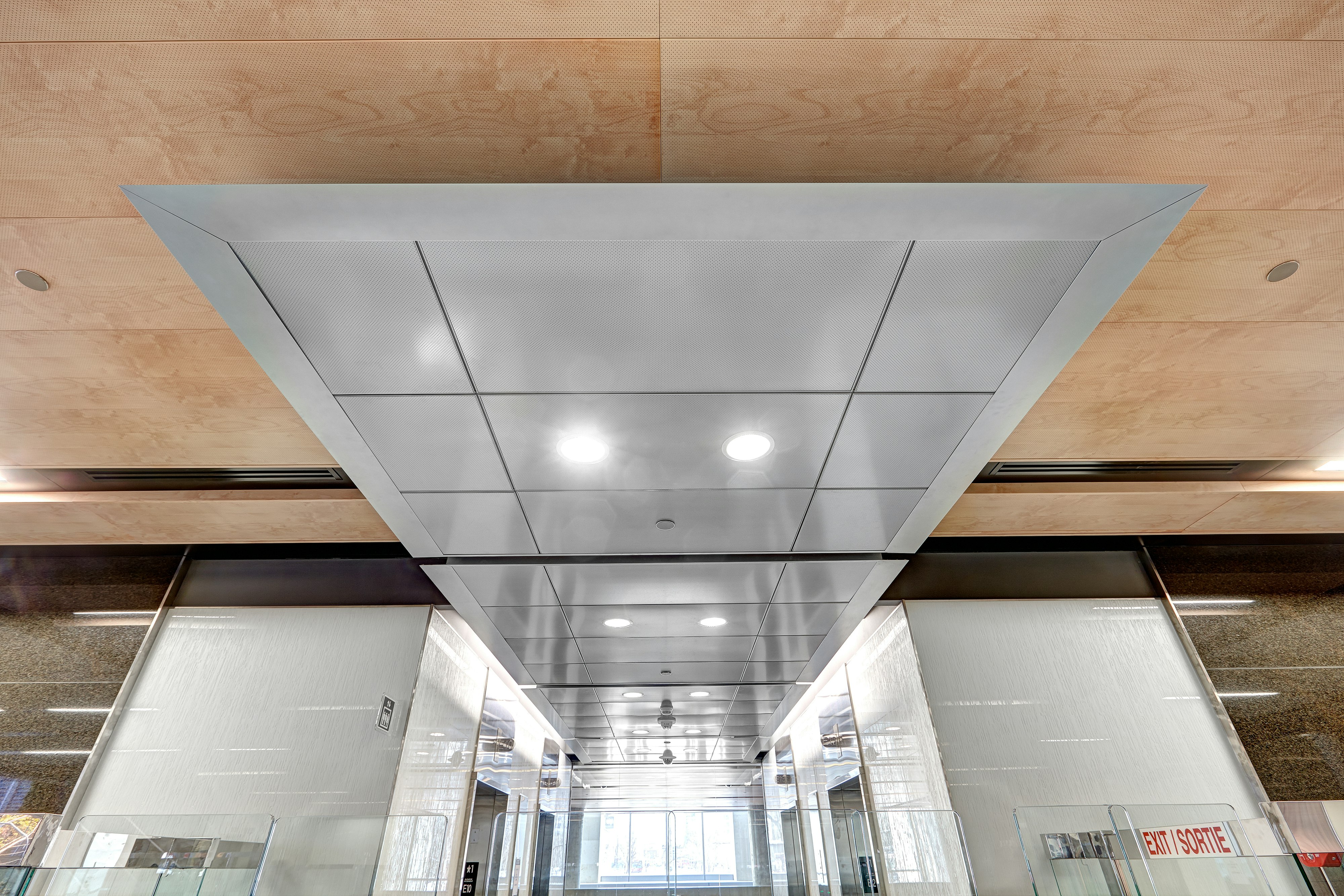 90 Elgin, Ottawa, Canada, 34.123 m2, Rockfon Specialty Metal Ceilings, Chicago Metallic, Dialog, MCROBIE Architects + Interior Designers, Ron Engineering and Construction/State of the Art Acoustik Inc., The Great-West Life Assurance Company (Building), Government of Canada (Land), Advance Drywall Ltd./Morin Bros. Builiding Supplies, LEED, Bochsler Creative Solutions, Razor Edge Infinity, Planostile Lay-in, SpanAir Hook-On, Reveal, 24" x 48", Satin Silver, WoodScenes Lazy Maple, 4600 Ultraline