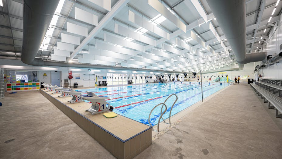 Swimming Pool in CentrePoint Sports and Leisure Centre  in Sydney  with Rockfon Humitec Baffle 4F-Edge	