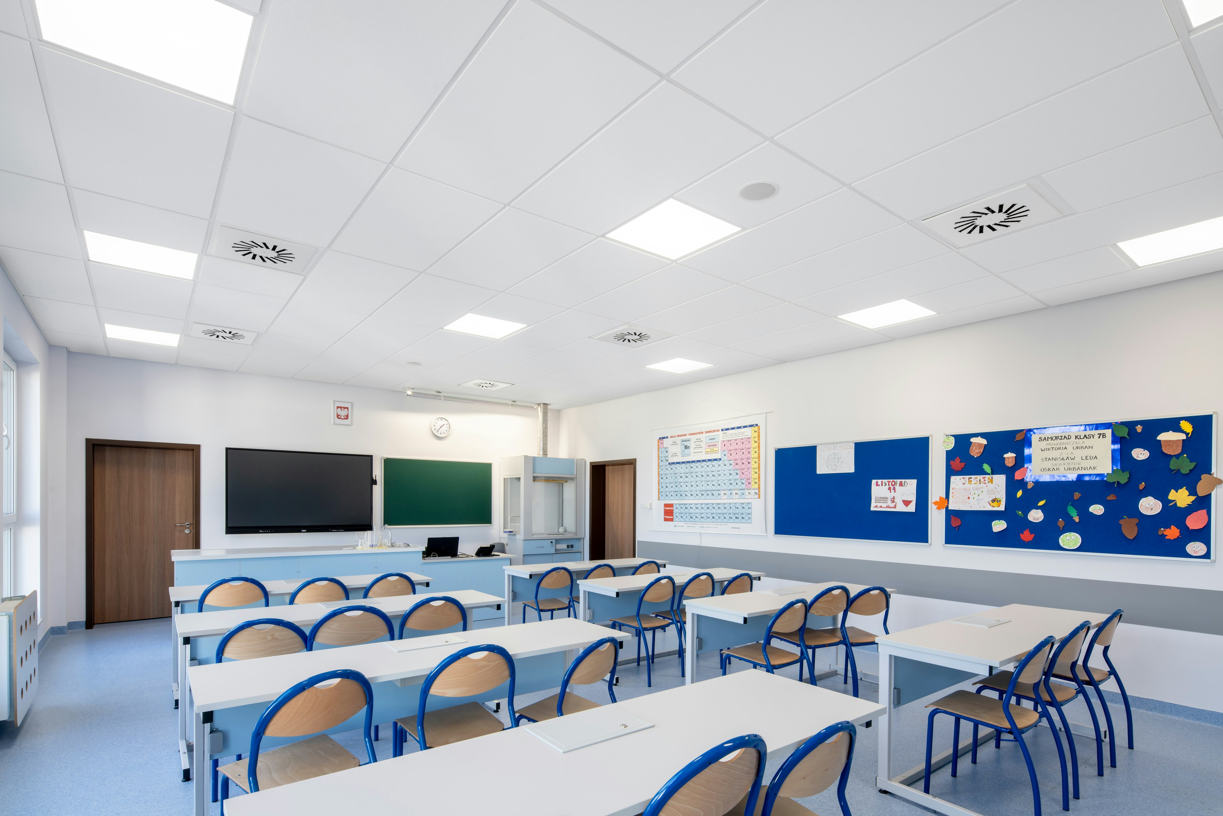 Classroom in Primary School Wiry in Wiry Poland with Rockfon Tropic E-Edge, Rockfon System T24 E