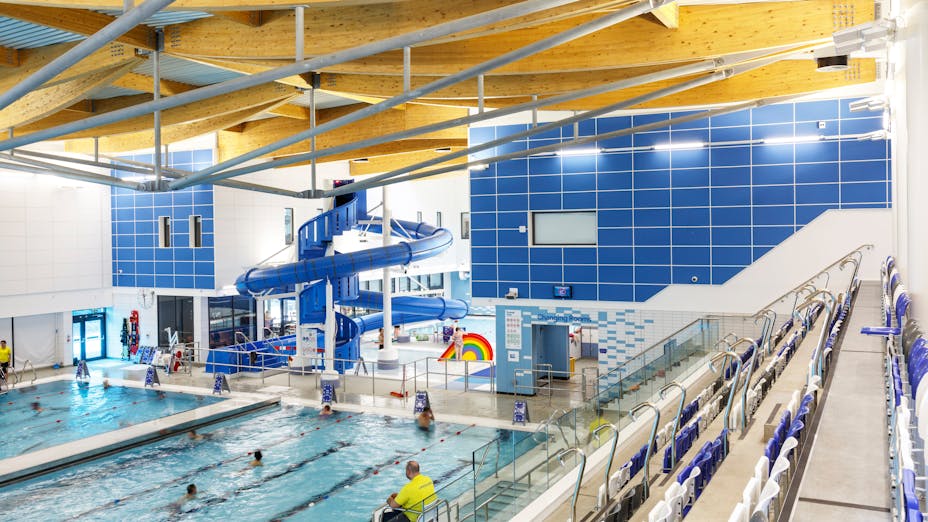 UK, Riverside Leisure Centre, Chelmsford, Pick Everard, Leisure, Rockfon Scholar wall panel, Rockfon Color All, A24, A-edge, 1200x600x40, White, Aqua, ECR T24, Swimming Pool