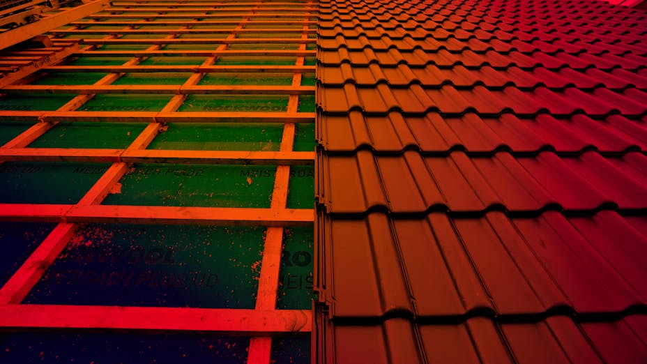 Rot eingefärbtes Bild eines Schrägdachs mit ROCKWOOL Dachdämmung als Symbolbild zum Thema Energiesparen