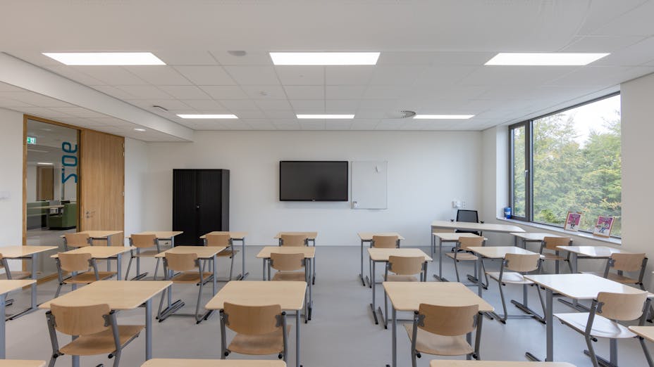  Classroom in Gemini College in Ridderkerk Netherlands with  and Rockfon Krios A-Edge	
	
