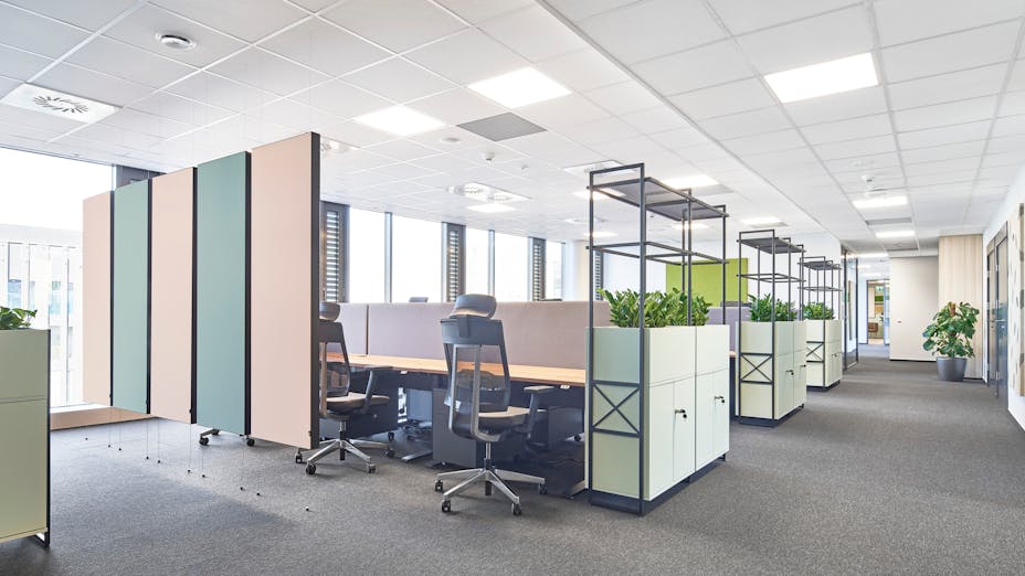 Open Plan Office in Rockwool GBS - biuro w Warszawie in Warszawa Poland with Rockfon Canva Hanging Divider  and Rockfon Senses in color Seashell, Sage, Liberty, Moss, Leaves