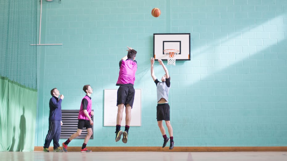 Illustrative image, leisure, sports, basket ball, multiple persons, sports hall, gym, trainer, students