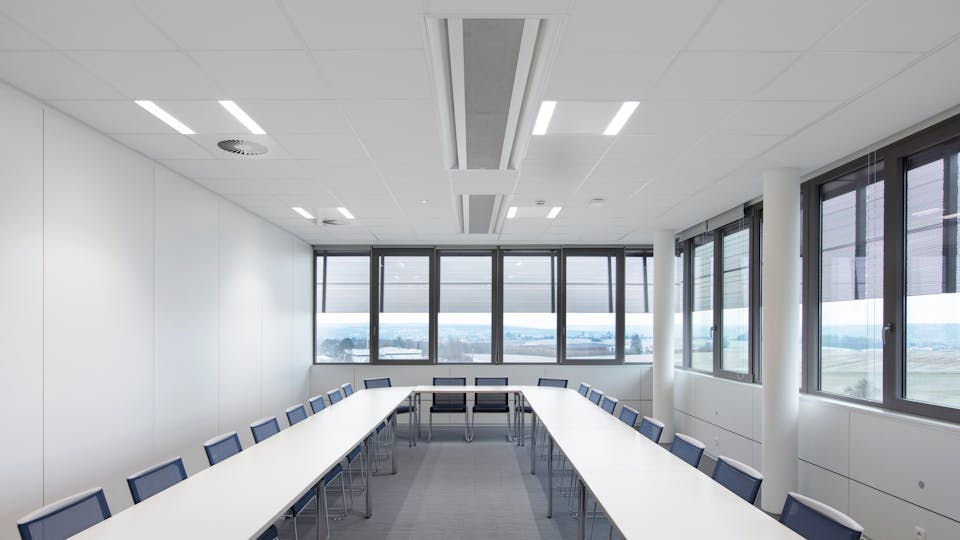Office meeting room with room-to-room sound insulation provided by the suspended ceiling