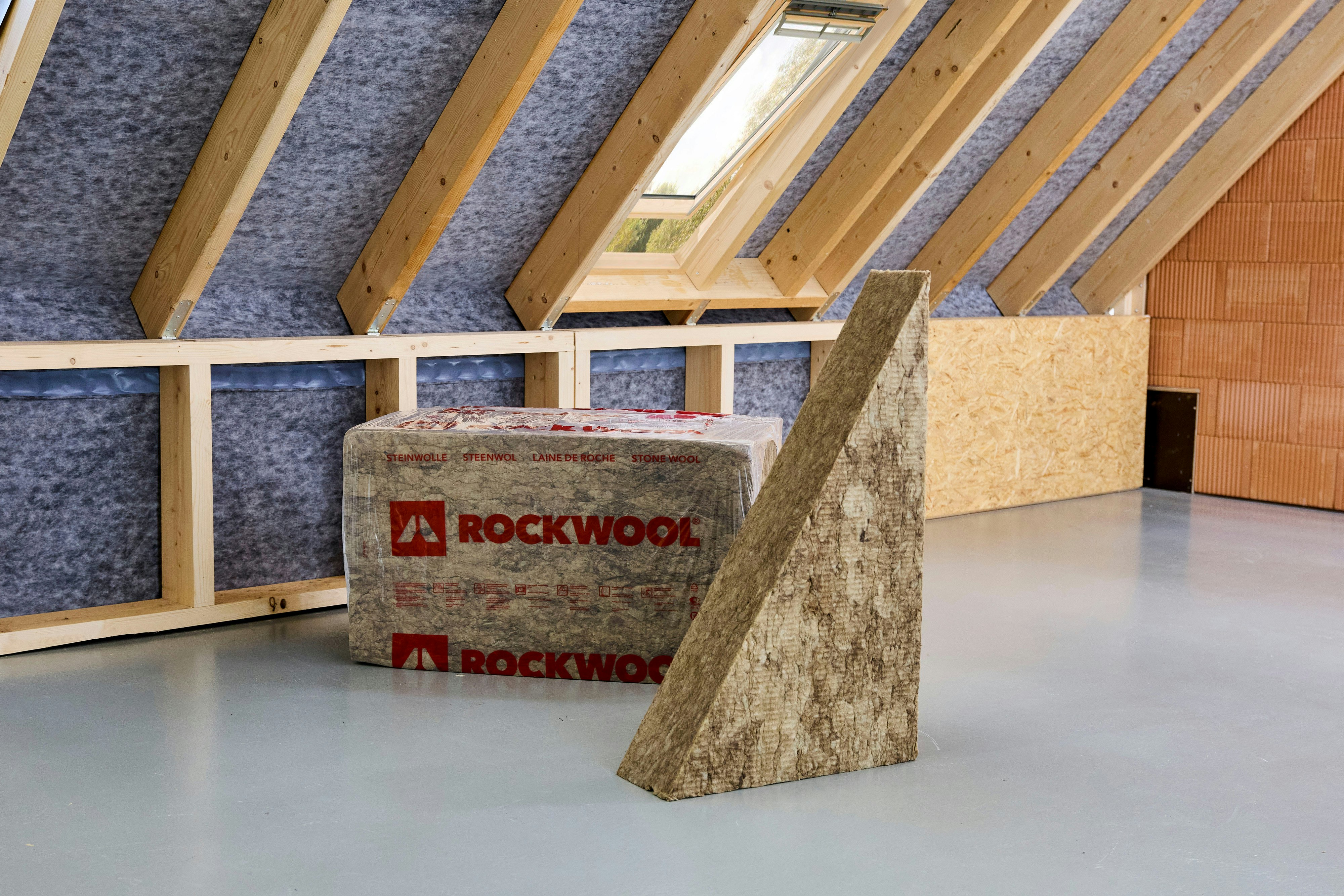 Dämmkeil Next, pitched roof, emissionsarm, GBI, Germany, interior insulation, between-rafter insulation, fireproof, sound absorption, heat insulation, Innendämmung, Zwischensparrendämmung, Brandschutz, Schallschutz, Wärmeschutz