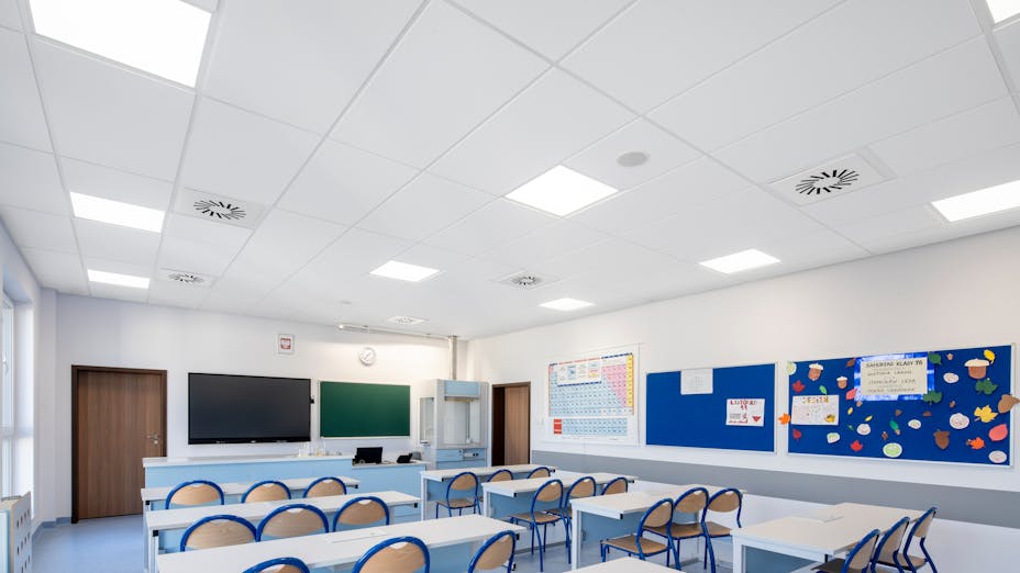 Classroom in Primary School Wiry in Wiry Poland with Rockfon Tropic E-Edge, Rockfon System T24 E