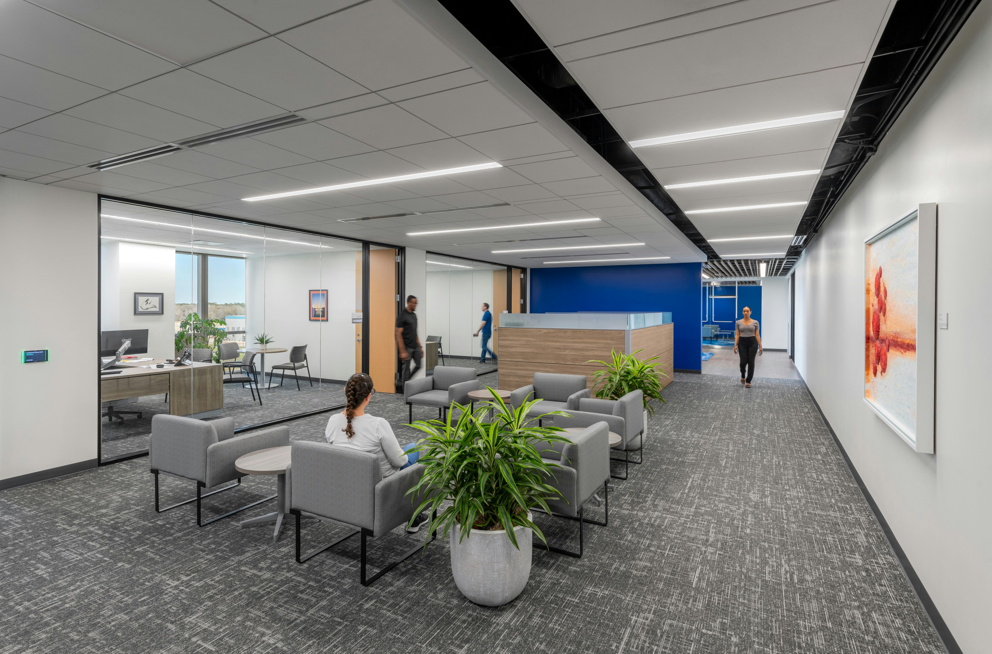 NA; Case Study; PBK Architects; Cypress-Fairbanks Independent School District (CFISD), Visual & Performing Arts Center (VPAC) and Mark Henry Administration Building in Cypress, TX, USA
Rockfon Sonar® and Rockfon® Education Standard acoustic stone wool ceiling panels, Rockfon® Module System, Rockfon® Infinity™ Perimeter Trim and Chicago Metallic® suspension systems
The Cypress-Fairbanks Independent School District (CFISD) recently opened the new Visual and Performing Arts Center (VPAC) and Mark Henry Administration Building on a 26-acre site. Designed by PBK Architects as part of the CFISD’s 2019 bond funding, both facilities showcase Rockfon stone wool acoustic ceiling panels throughout their interiors.
The 85,000-square-foot VPAC presents the CFISD’s visual and performing arts programs. Next door, the 220,000-square-foot, five-story Administration Building was designed with efficiency, safety and health in mind. Rockfon acoustic stone wool ceiling panels in both facilities support the current and future well-being, comfort and productivity of students and staff.