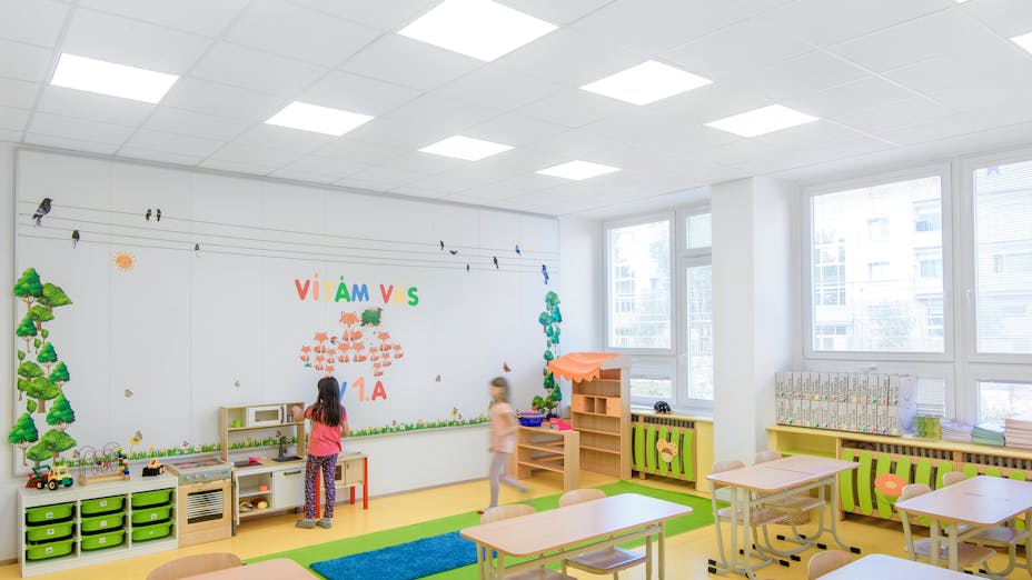 Classroom in Gen. František Fajtl's elementary school in Prague Czech Republic with Rockfon Blanka A24-Edge and Rockfon VertiQ C-Edge