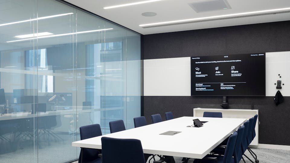 Meeting room with a monolithic acoustic ceiling with integrated AV and lighting