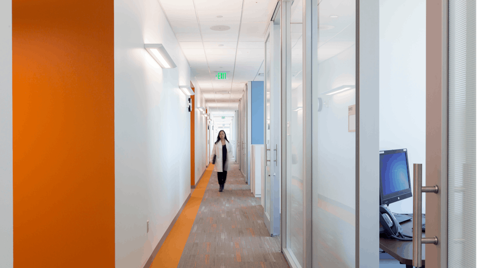 NA, Kaiser Permanente Mission Bay Medical Offices, KMD Architects, Rockfon Artic®, Chicago Metallic® Ultraline™ and 1200 Series 15/16-inch ceiling suspension system