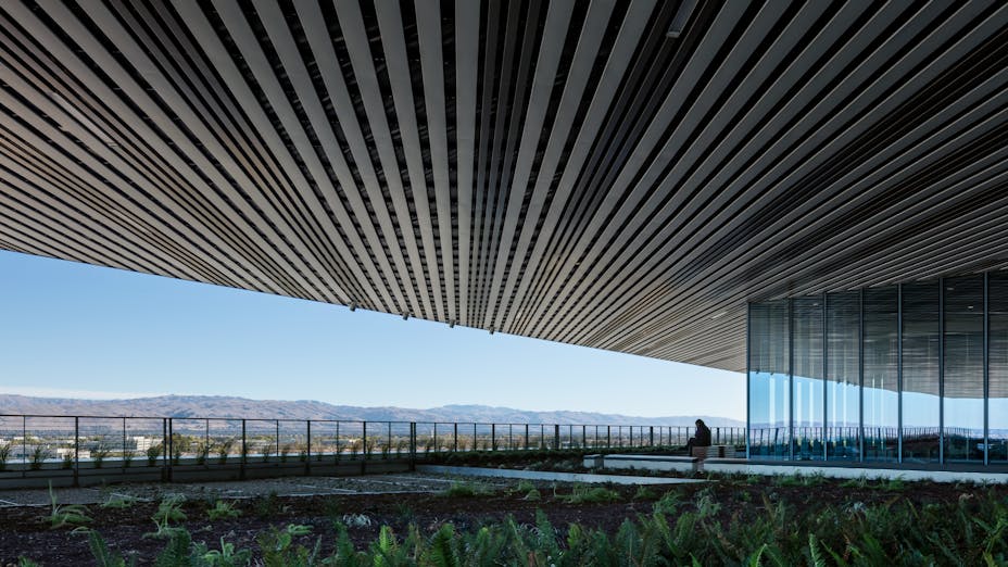 Rockfon Planar linear metal ceiling system installed on the exterior of the Samsung headquarter (HQ) office in San Jose, California.