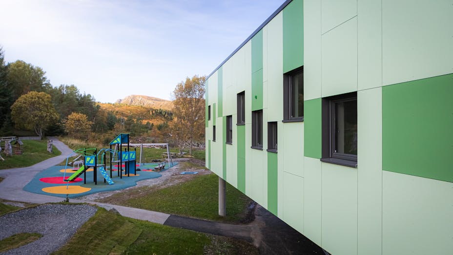Rockpanel Case Study
Haramsoy Skule Norway
Rockpanel Colours RAL 1303030 RAL 1208020