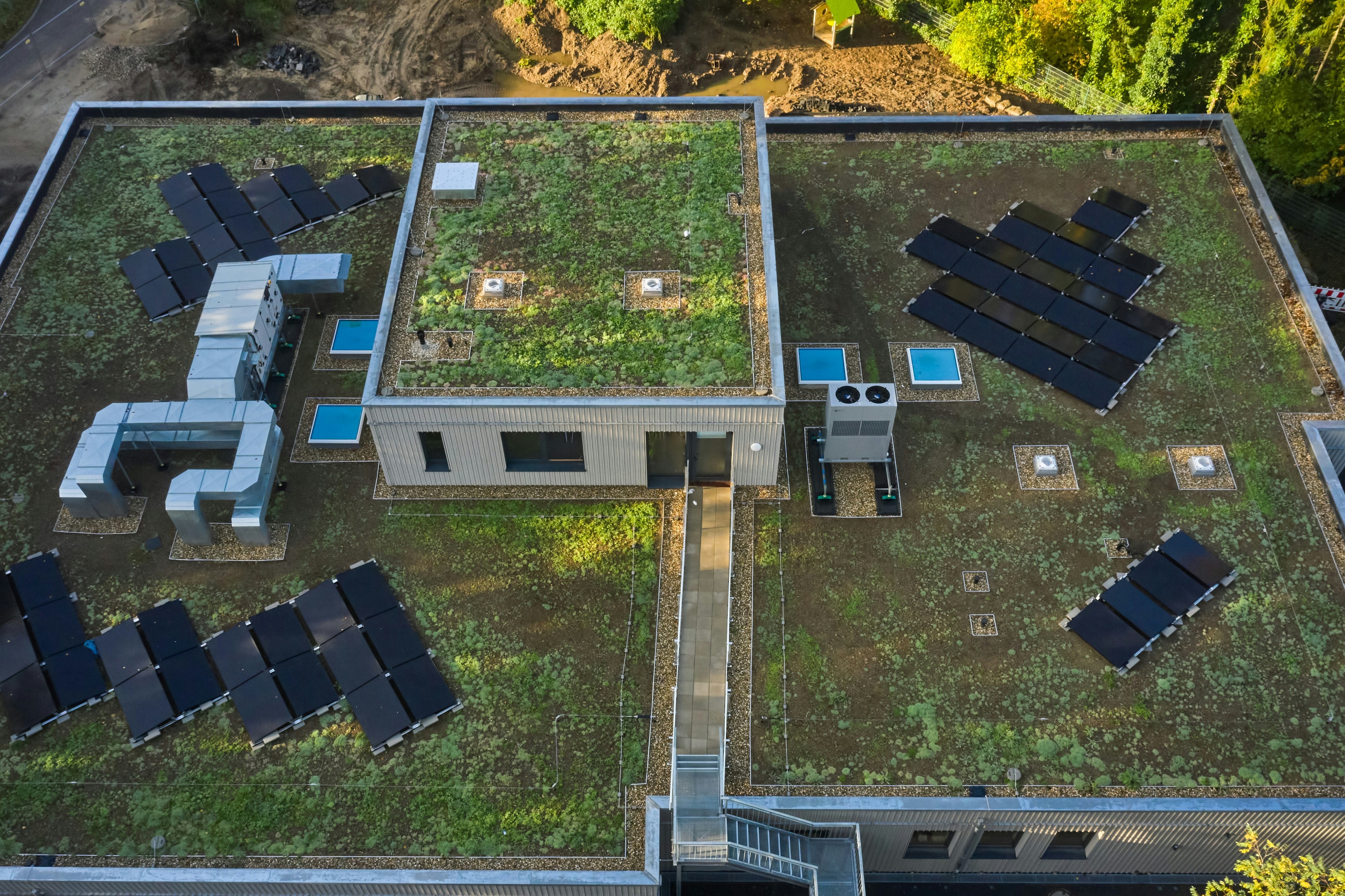 kita hilden, referenz kita hilden, Kindertageseinrichtung Am Holterhöfchen, flachdach pv-anlage, flat roof pv system, belastbares Flachdach, resilient flat roof, nachhaltiger Modulbau, sustainable modular construction, Nutzdach, utility roof, Job 706 Foto Behrendt (Hammes), reference, Referenz, Germany