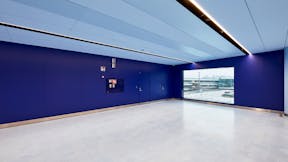 Auditorium in Helsinki-Vantaan lentoaseman terminaali 2 in Vantaa Finland with Rockfon Color-all Z-Edge
