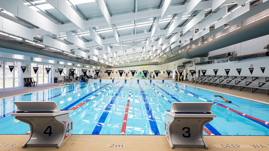 Swimming Pool in CentrePoint Sports and Leisure Centre  in Sydney  with Rockfon Humitec Baffle 4F-Edge	