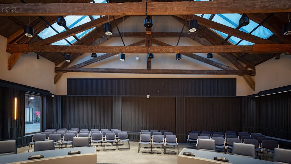 Auditorium in Stadhuis Den Helder in Den Helder Netherlands with Rockfon Mono Acoustic TE-Edge	
