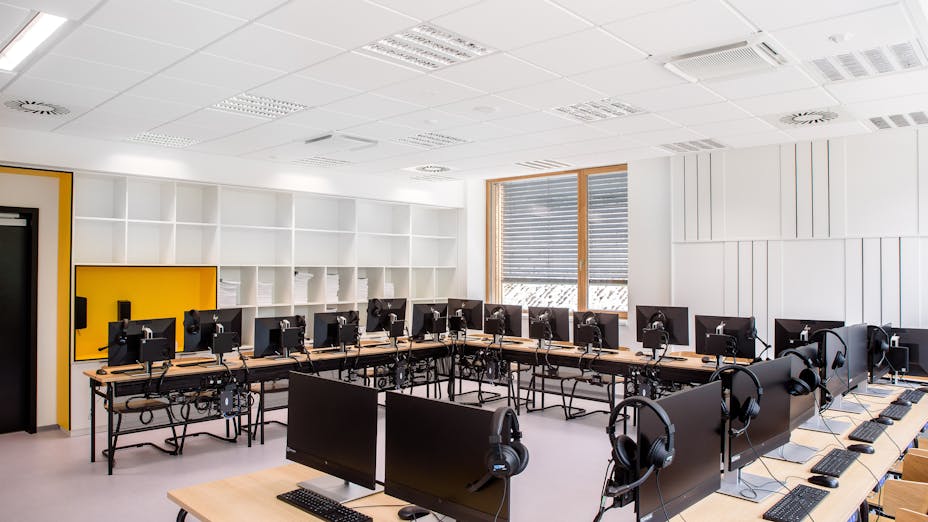 Classroom in COPaG high school  in Prague Czech Republic with Rockfon Sonar E24-Edge and Rockfon Sonar Bas E24-Edge