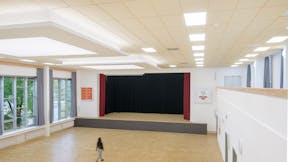 Auditorium in Střední odborná škola Jarov (Jarov Secondary School) in Prague Czech Republic with Rockfon Color-all E24-Edge
