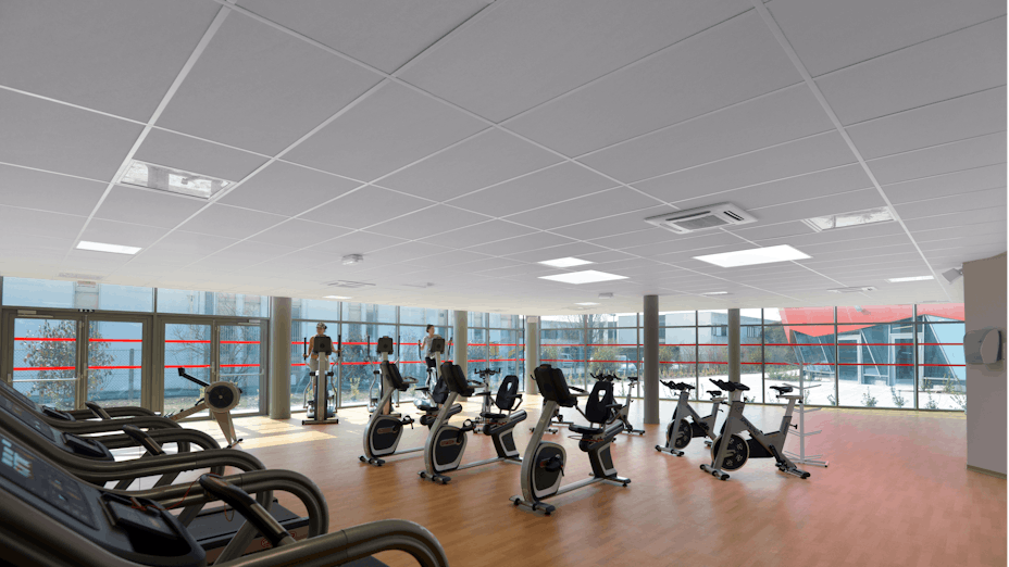 Fitnessraum in einem Sportzentrum mit Spinning-Rädern